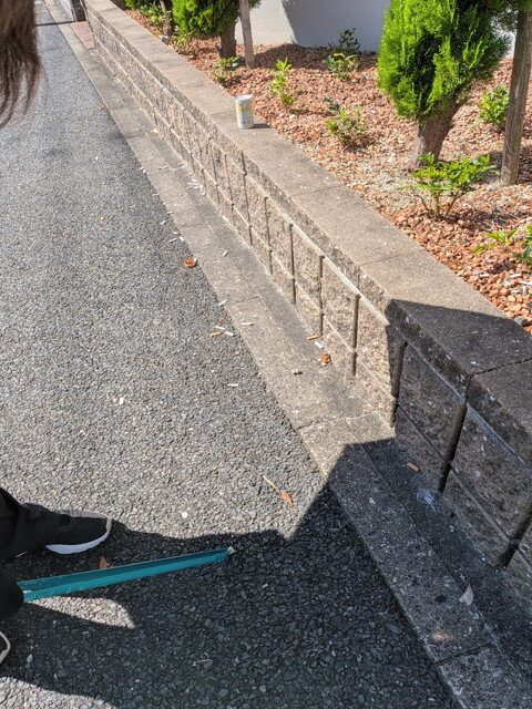 タバコの吸い殻を見つけたイメージ